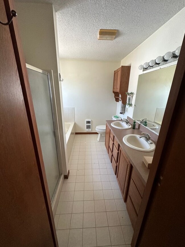 Building Photo - Spacious Home in Gaylord