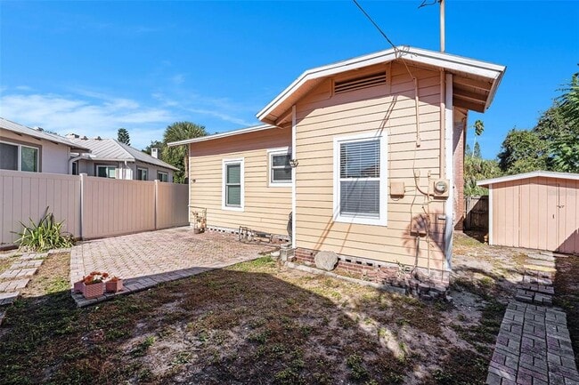 Building Photo - 2024 Oakdale Way