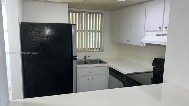 Building Photo - 8860 Fontainebleau Blvd