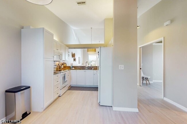 Building Photo - 350 Robin Hood Cir
