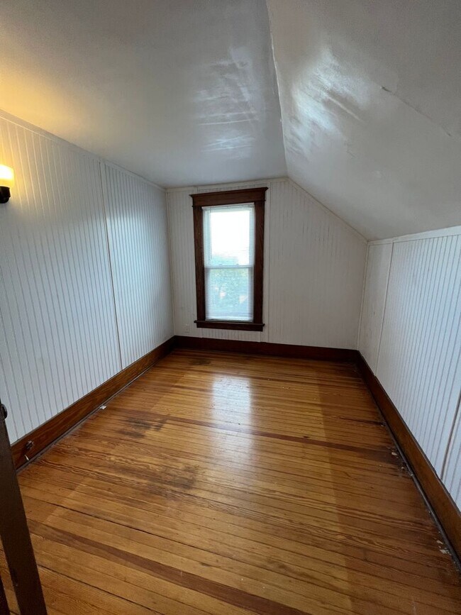 Building Photo - 3 Bed 1 Bath Single Family House 13 Essex St.