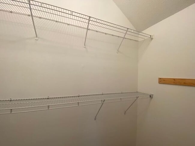 Building Photo - Fenced Yard!