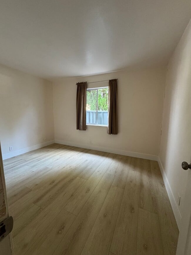 Building Photo - Adorable 2 bed 1 bath unit located in a 4 Plex close to Downtown Vacaville!!