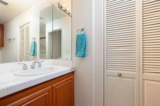 Building Photo - Furnished 2 bedroom with flex office space near Convention Center Downtown!