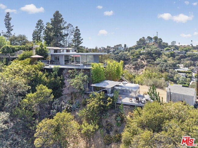 Building Photo - 9012 Crescent Dr