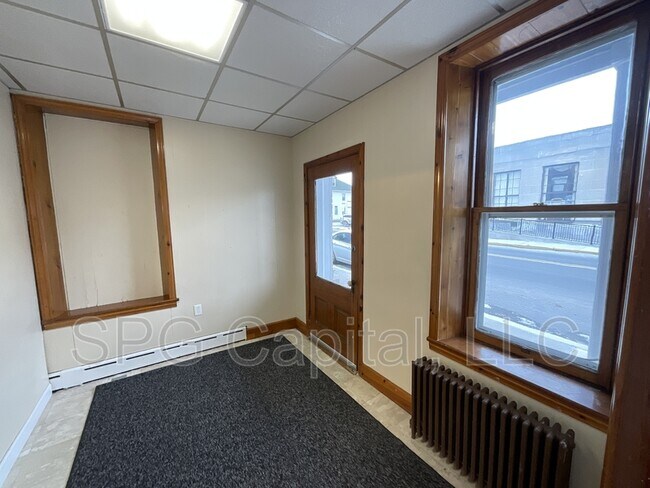 Building Photo - 104 N Main St