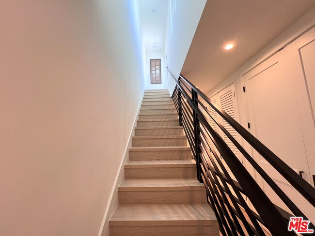 Building Photo - 8928 Sawyer St