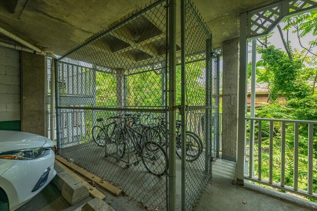 Building Photo - Luxurious 2 Bed 1 Bath Condo With Balcony ...