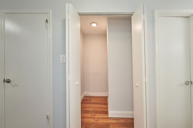 Building Photo - 9900 Kingsbridge Dr