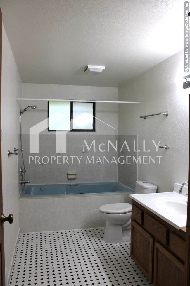 Building Photo - 3 bedroom 1.75 bath home on Peacock Hill