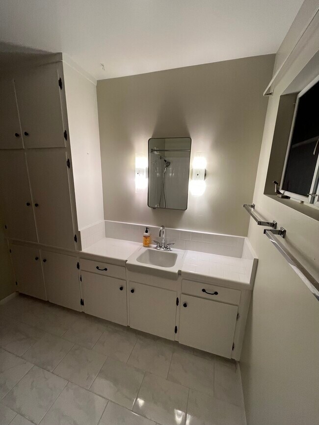 Hall bath - 2216 W Mulberry Dr