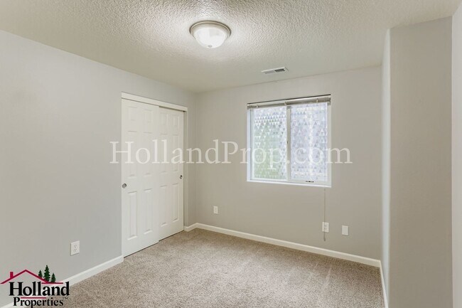 Building Photo - Charming Two-Level Home in Great Hillsboro Location!
