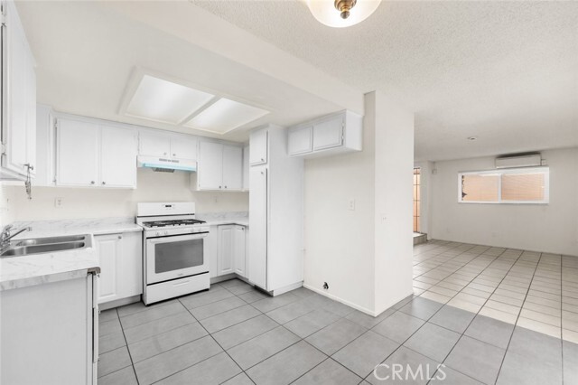 Building Photo - 324 E Ave Q7