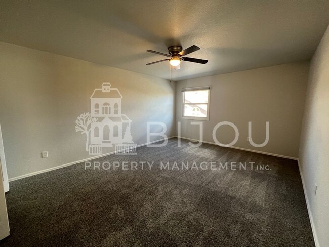 Building Photo - Spacious Rockrimmon Townhome