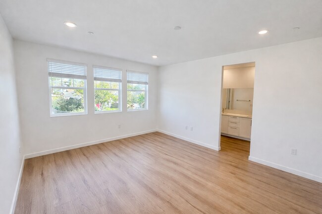 Building Photo - Gorgeous Newly Constructed Townhome