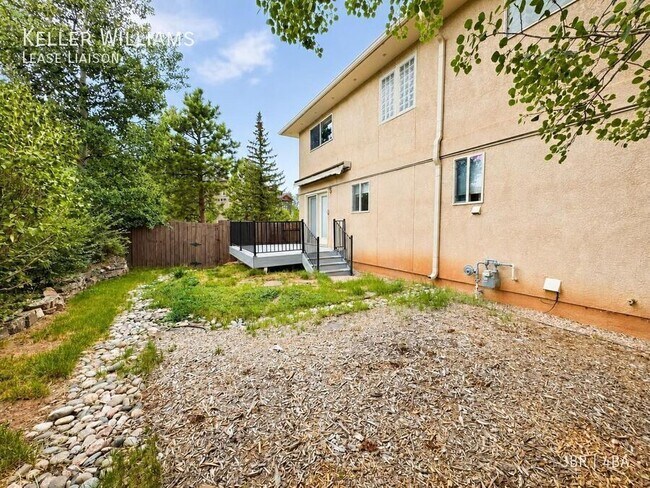Building Photo - 701 Westwood Dr