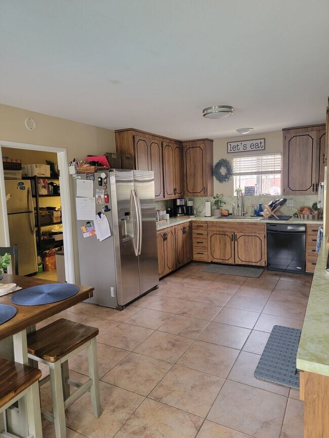 Building Photo - 4 Bed, 2.5 Bath House w/2-Car Garage & Pool