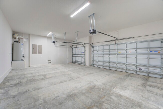 Building Photo - 9346 Crestview Cir