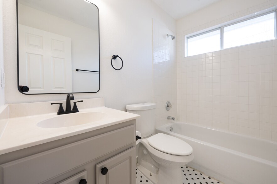 Building Photo - 2210 Holly St