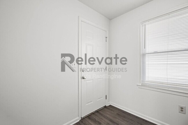 Building Photo - 402 Dupuy Ave