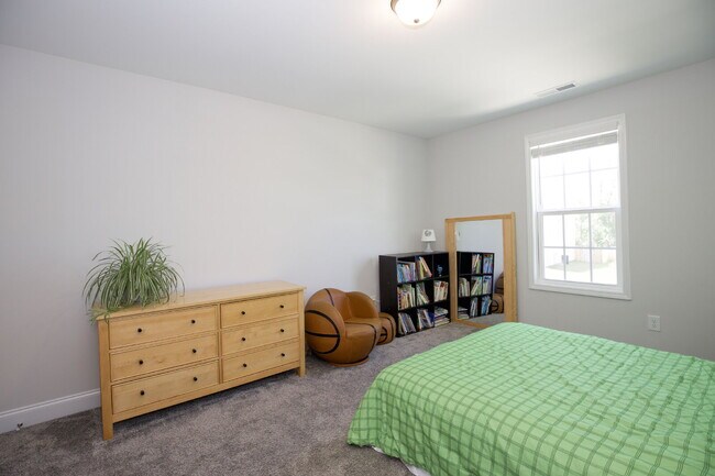 Building Photo - "Spacious 4-Bedroom Gem with 3 Full Baths - 2344 Sq Ft of Comfort on Stackhouse Drive!"