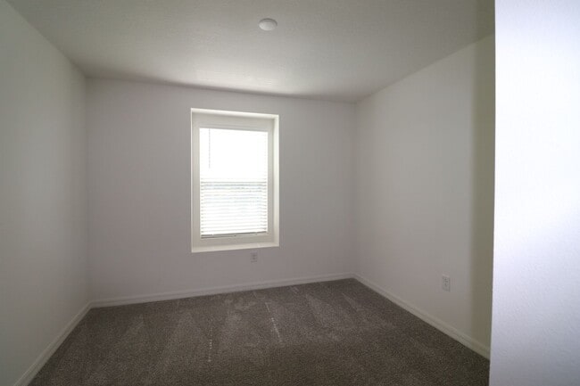 Building Photo - 3/2.5/1 Town Home with community pool!