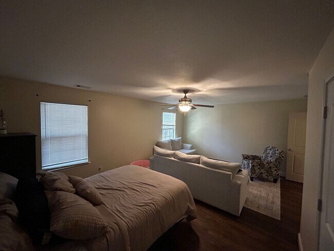 Building Photo - Bradley Point Residence for Rent - 4 Bedroom/2.5 Bath