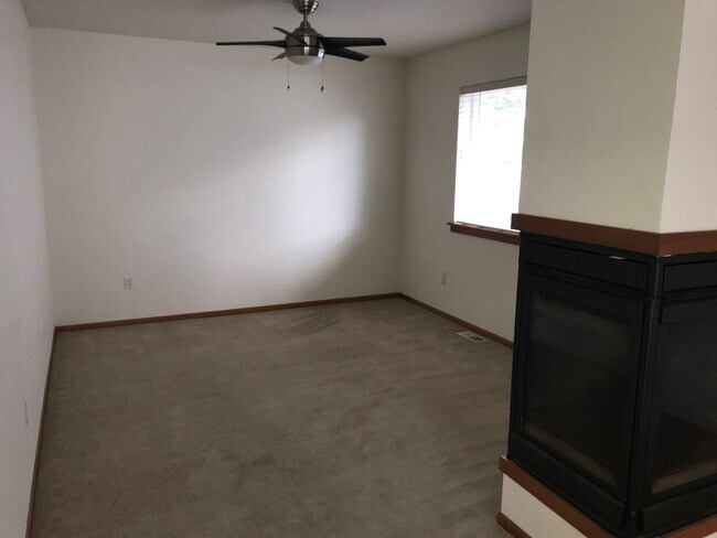 Building Photo - Beautifully Updated 4-Bedroom Home in Desi...