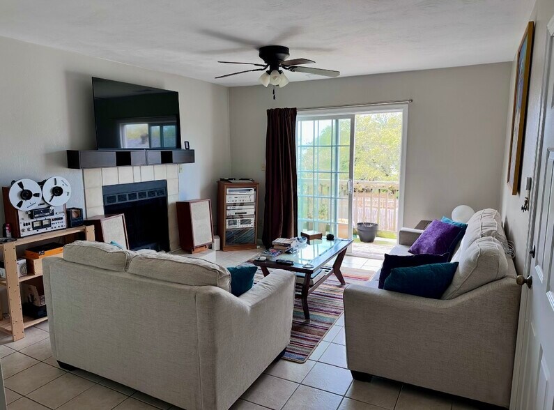 Living room - 9601 9th View St