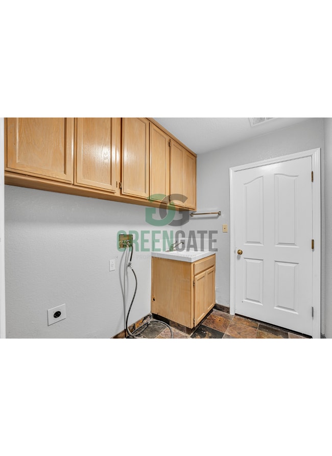 Building Photo - Lovely 3 Bedroom Home in Modesto MUST SEE!
