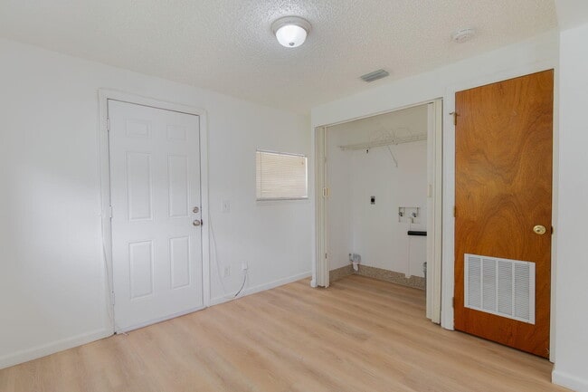 Building Photo - 4943 SE Flounder Ave