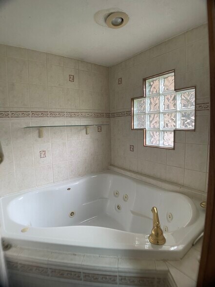 master 3 corner tub - 5344 Hagewa Dr