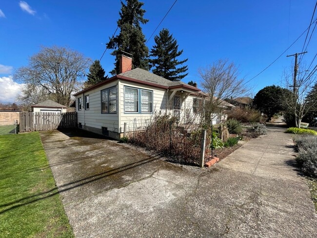 Building Photo - St. Johns 1940s 2Bd 1Ba home with updated Kitchen and a Basement! Features a Stained glass Outdoo...
