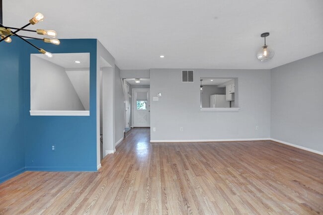 Building Photo - Charming End Of Group Townhome for Rent