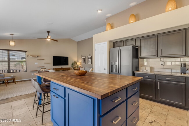 Building Photo - 1823 W Remington Dr