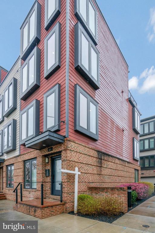 Building Photo - 601 N Henry St