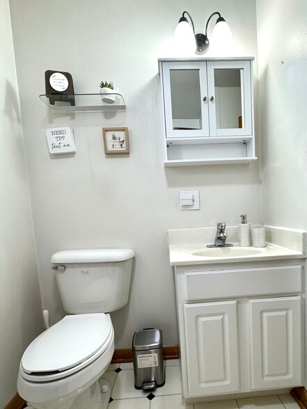 Full bathroom - 33 Millbrook Rd