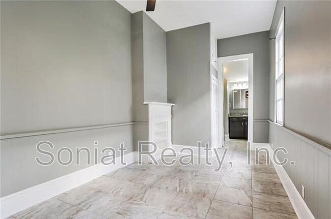 Building Photo - 2503 Burgundy St