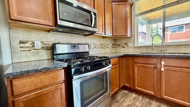 Building Photo - 3 Bedrooms Plus Loft with Fenced Yard & Co...