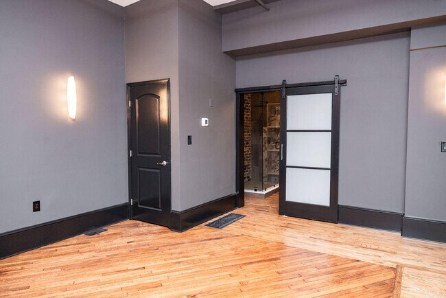 Building Photo - 275 S Limestone