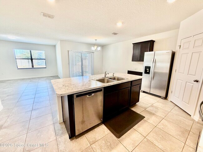 Building Photo - 388 Coyote Dr