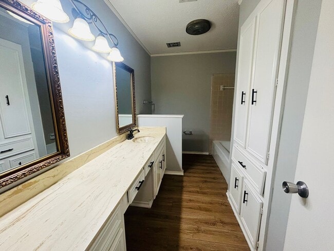 Building Photo - Perfectly Placed Duplex