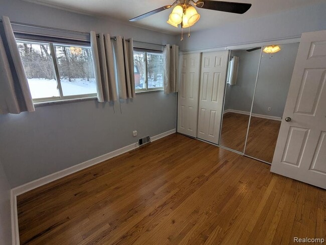 Building Photo - 5155 Greenview Dr