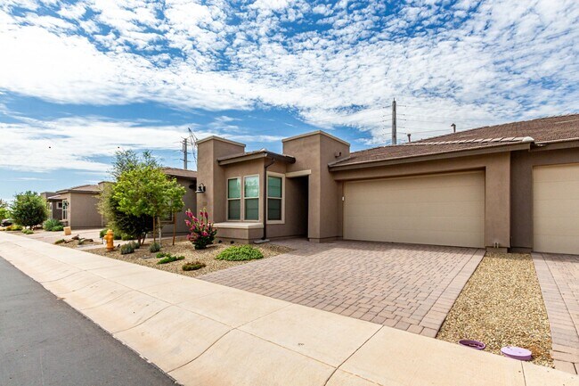 Building Photo - Luxury 2BR + Den Townhome in Amenity-Packed Community - Encanterra