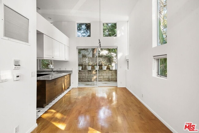 Building Photo - 1011 Pacific St