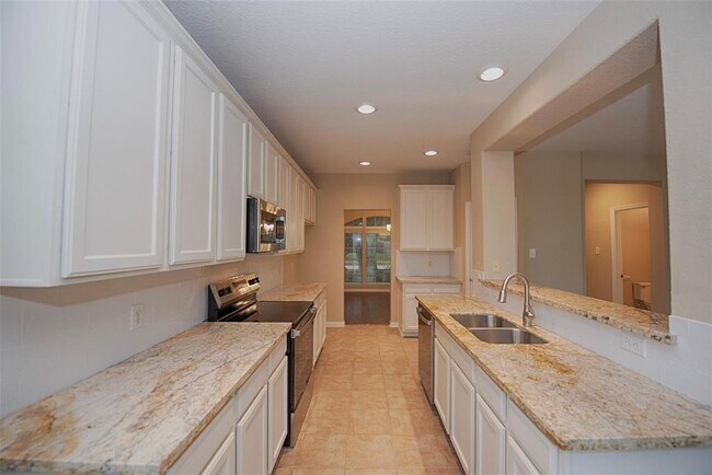 Building Photo - 10411 Village Lake Dr