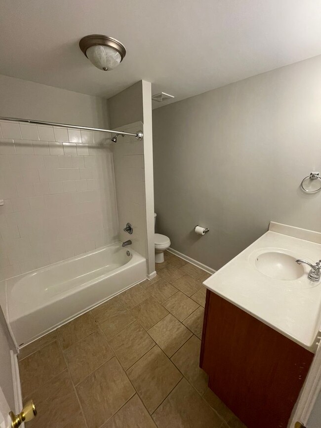 Building Photo - End Unit Townhome in Elizabeth/Plaza Midwo...