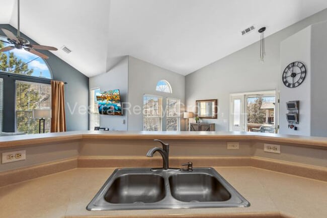 Building Photo - 3912 S Carson St