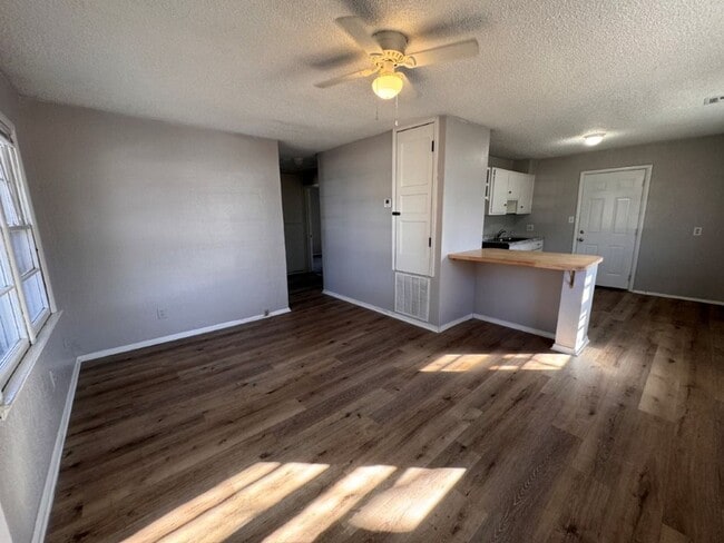 Building Photo - 2 bed 1 bath in OKC! New paint and ready for move in!
