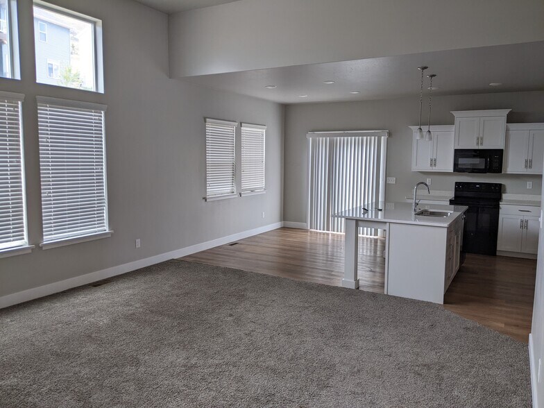 Kitchen/dining area - 889 E 600 N